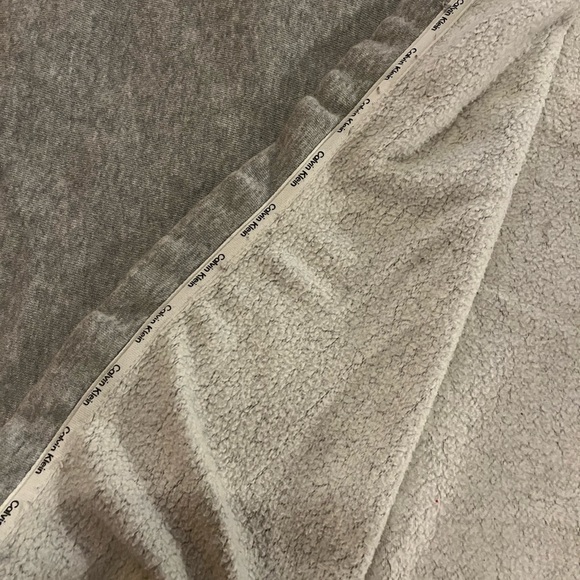 Calvin Klein throw blanket - Picture 2 of 4